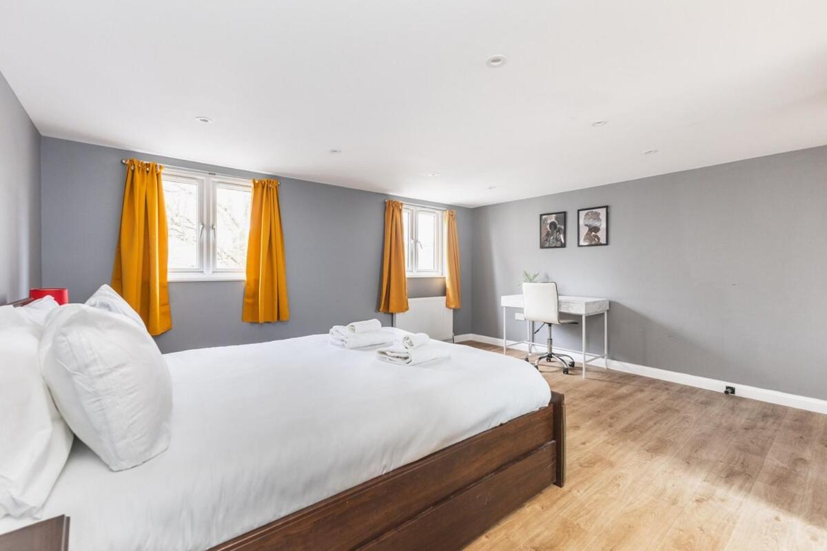 Spacious & Trendy 4-bed Near River Thames Apartamento