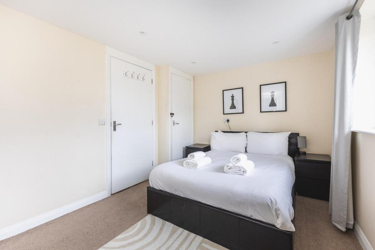 Spacious & Trendy 4-bed Near River Thames Apartamento Londres