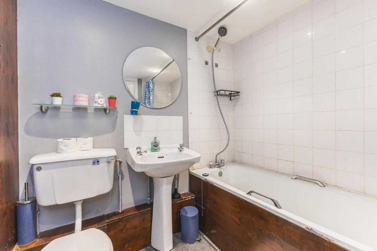 Spacious & Trendy 4-bed Near River Thames Apartamento