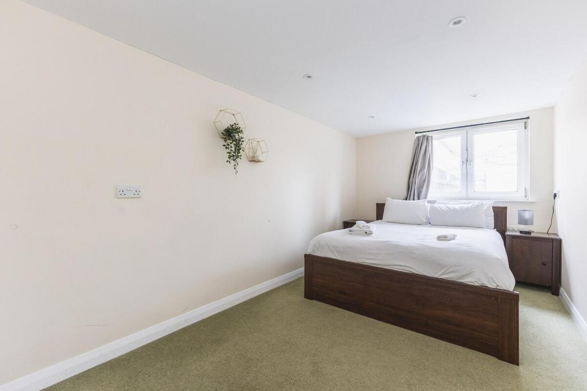 Spacious & Trendy 4-bed Near River Thames Apartamento *