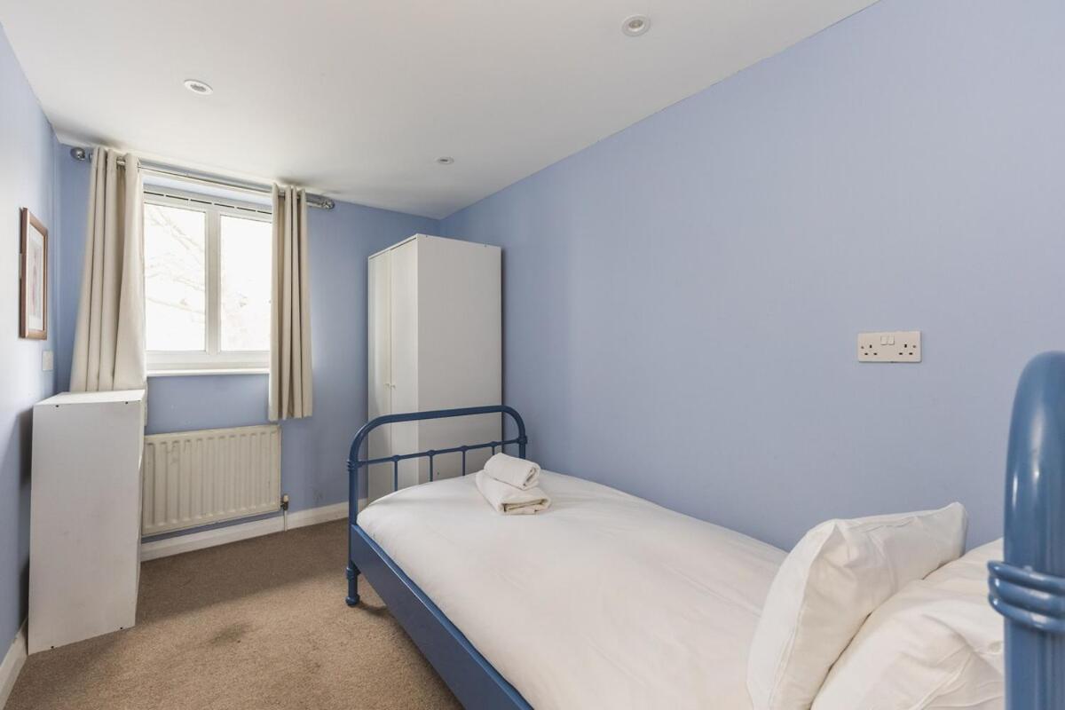 Spacious & Trendy 4-bed Near River Thames *
