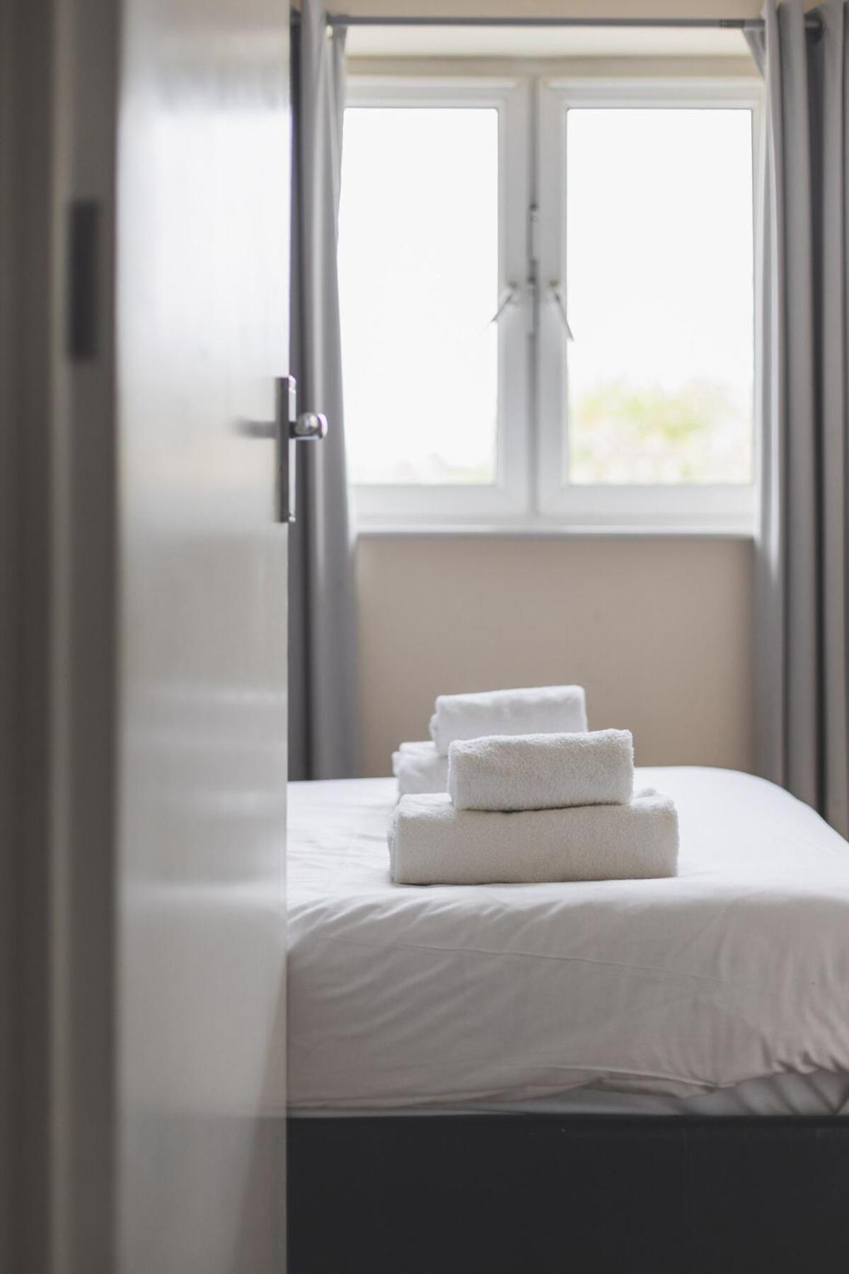 Spacious & Trendy 4-bed Near River Thames Apartamento *